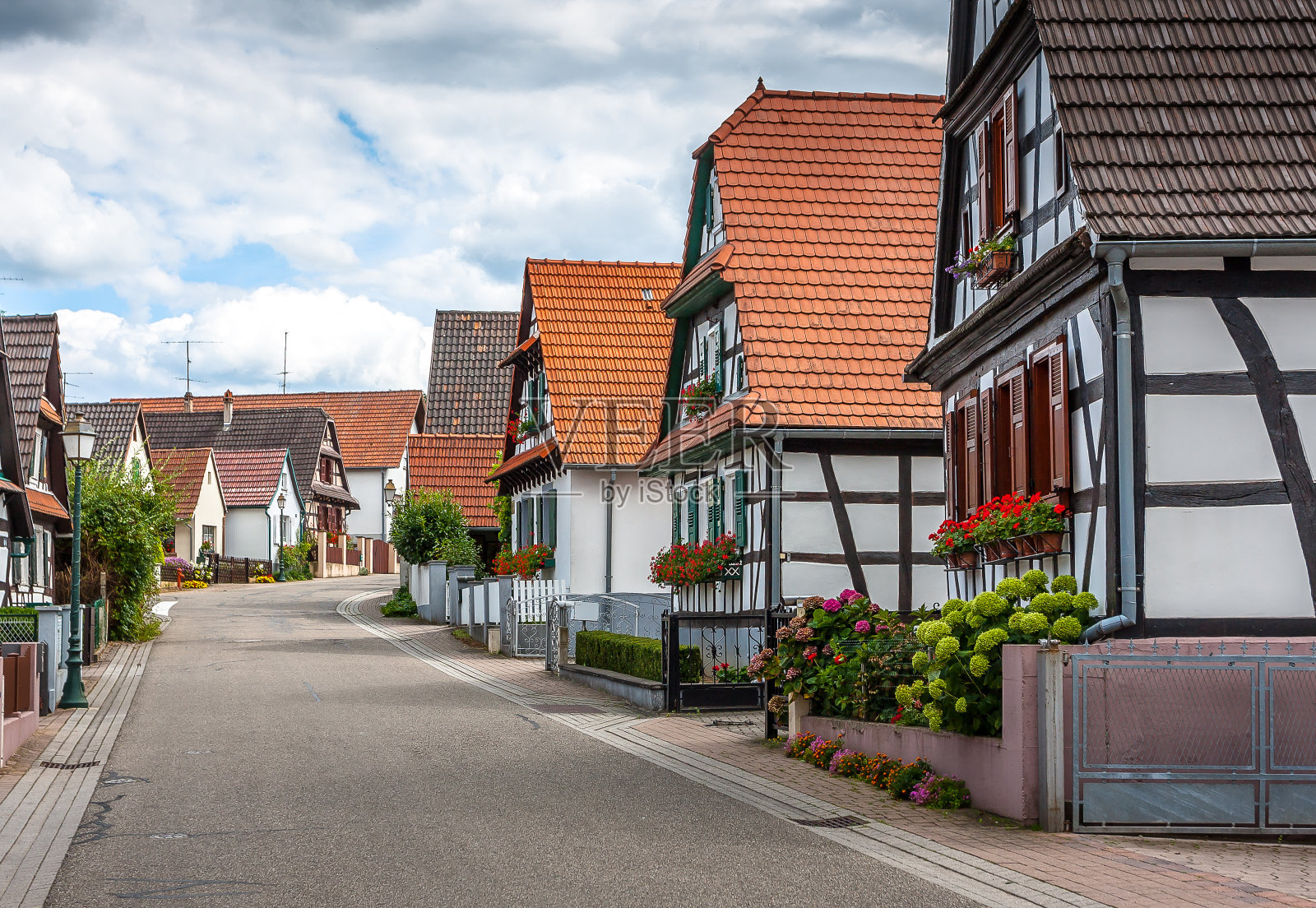 赛巴赫街道上的传统半木制房屋照片摄影图片