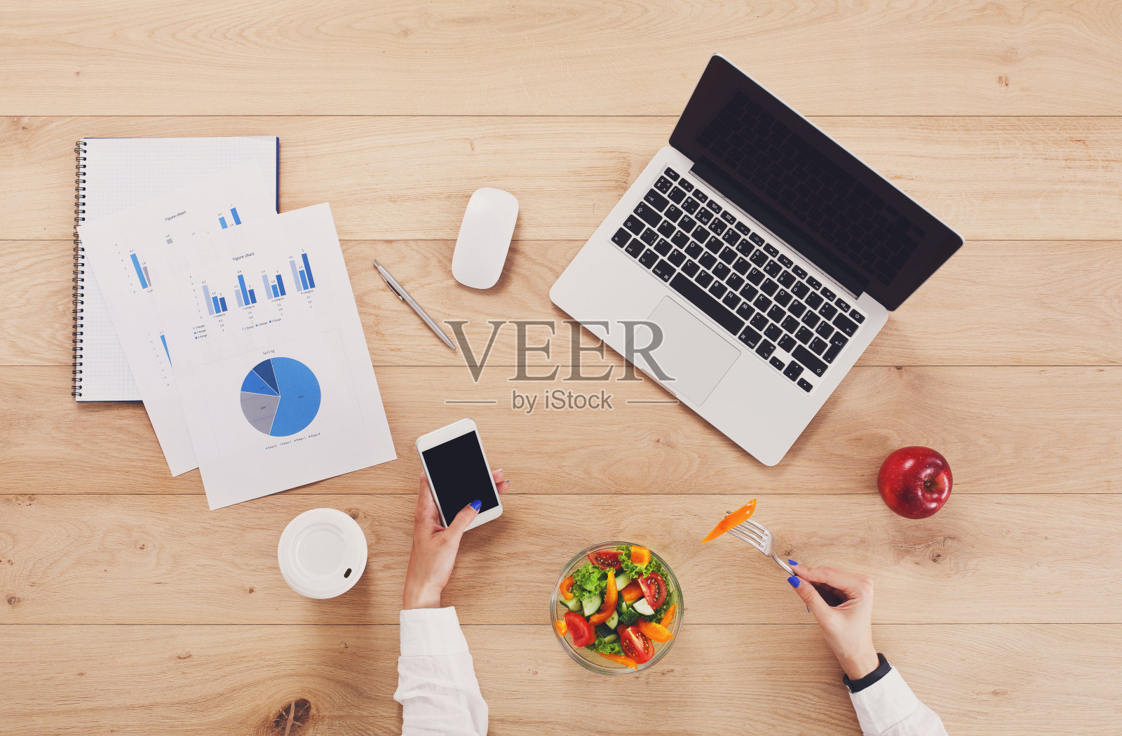 职场女性健康的商务午餐。照片摄影图片