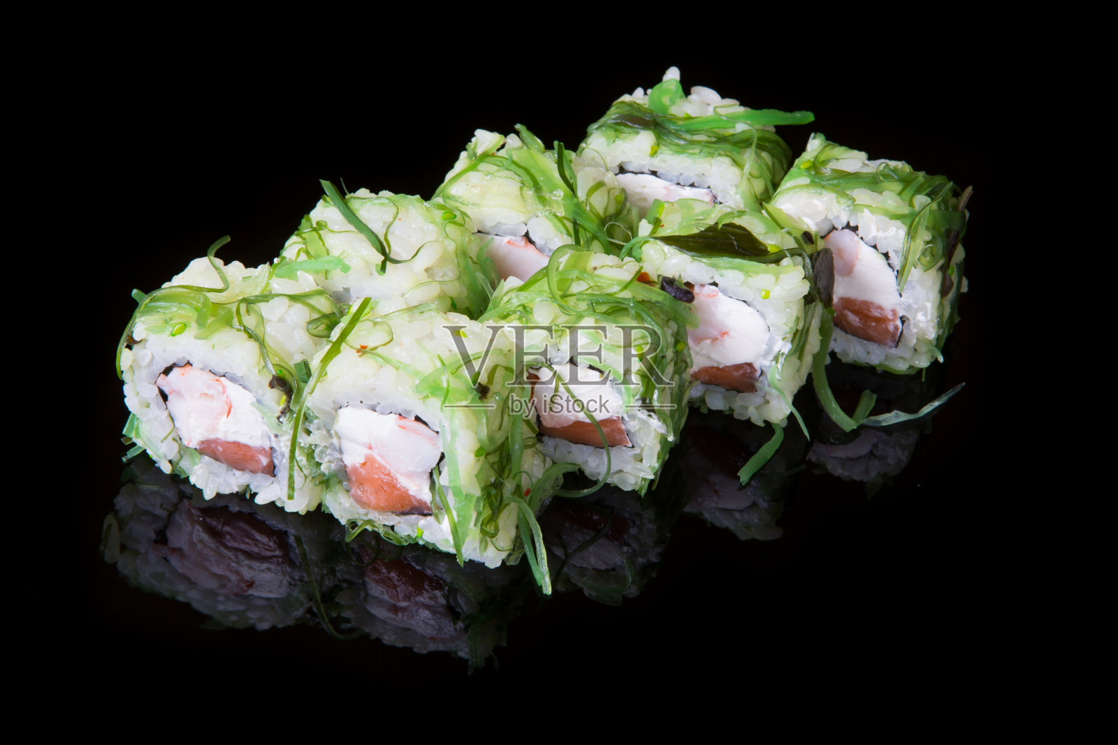 日本滚动在黑色的背景照片摄影图片