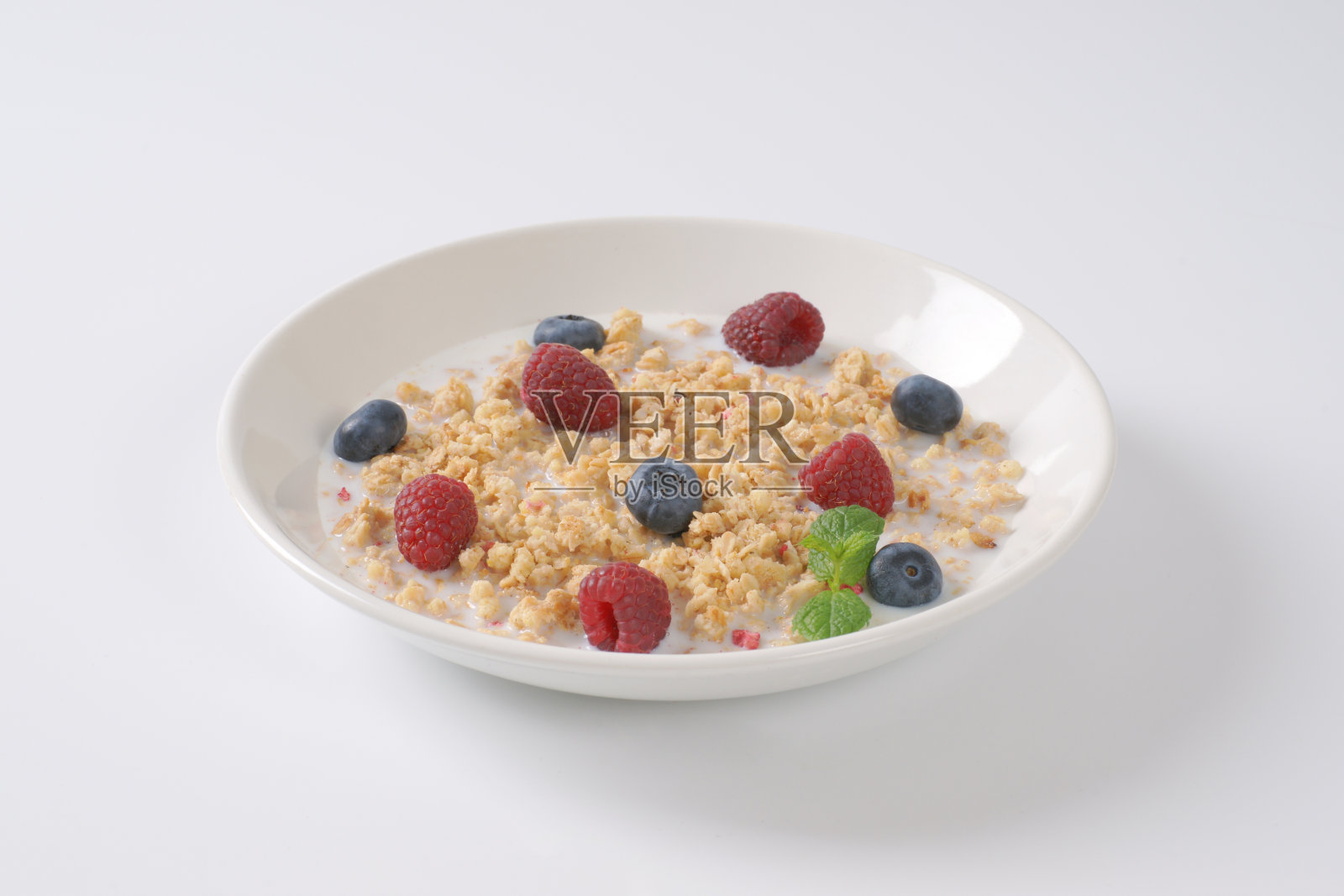 加牛奶和水果的格兰诺拉麦片照片摄影图片