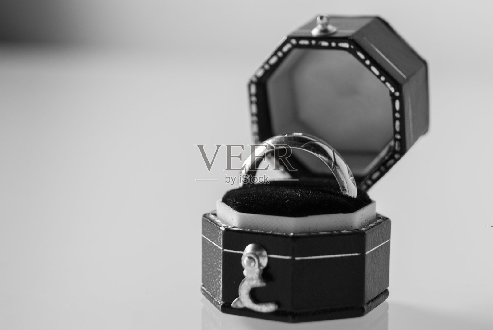 古董钻石订婚戒指在华丽的盒子照片摄影图片