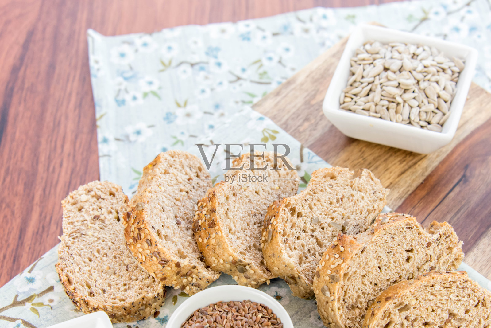 新鲜出炉的全麦面包照片摄影图片