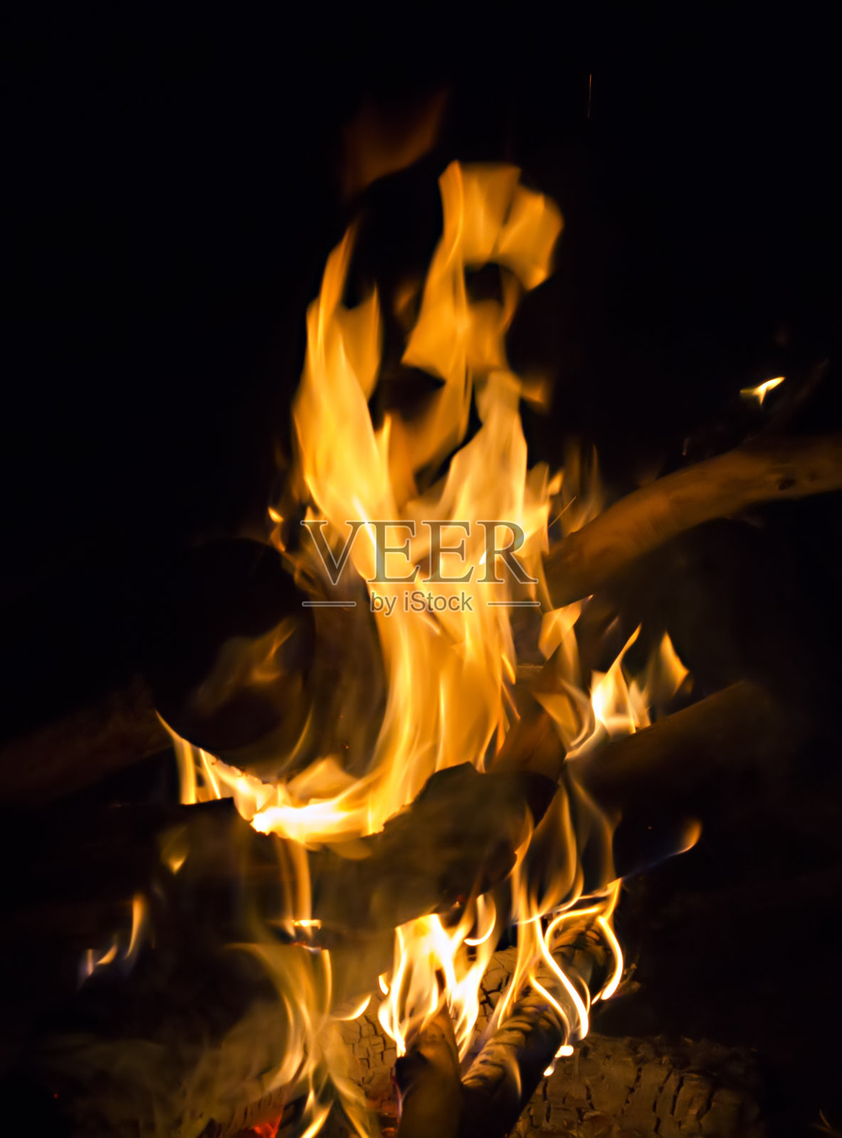 柔和模糊的火焰火焰与火花照片摄影图片