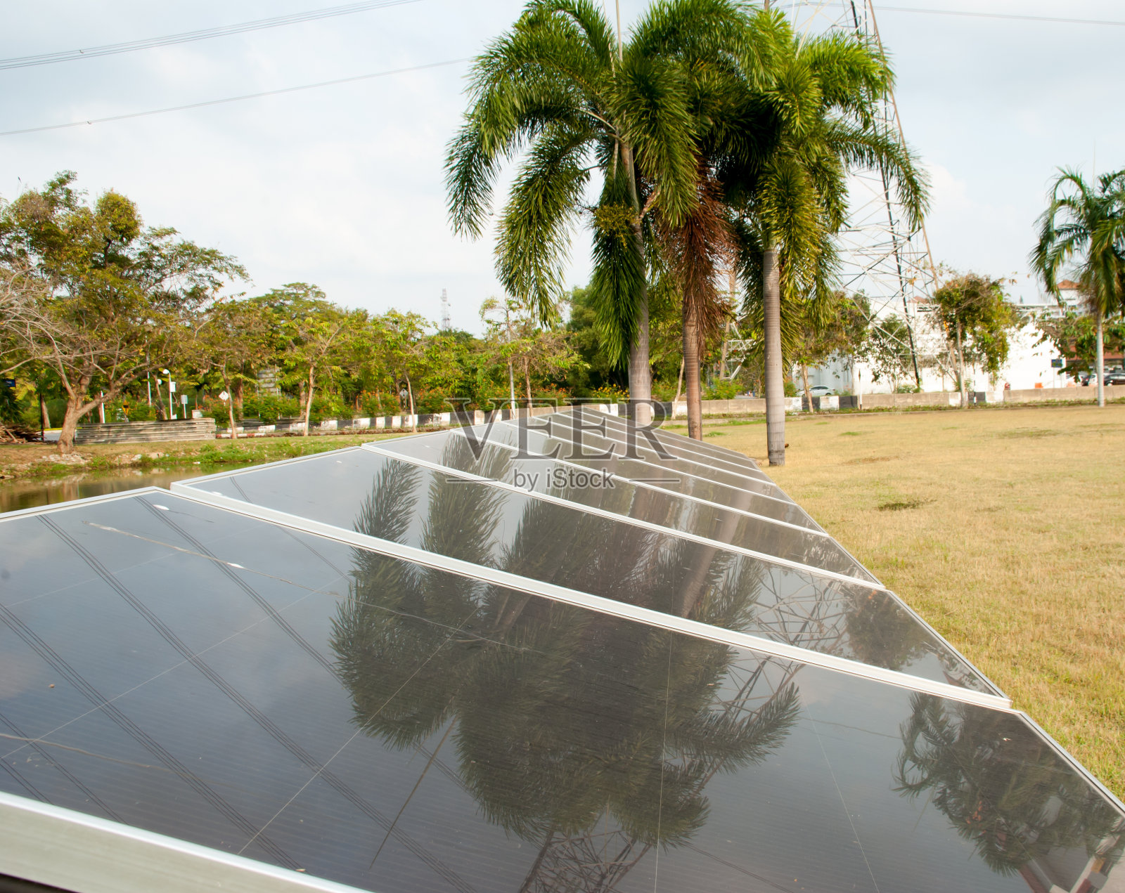 绿色背景和天空的太阳能电池板照片摄影图片
