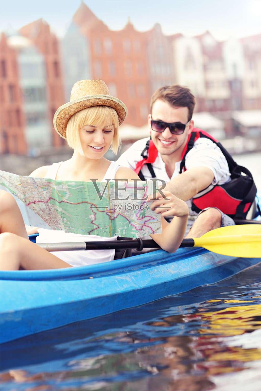 在独木舟上拿着地图的年轻游客照片摄影图片