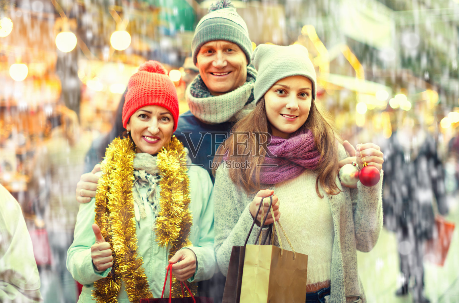 一家三口在圣诞市场摆造型照片摄影图片