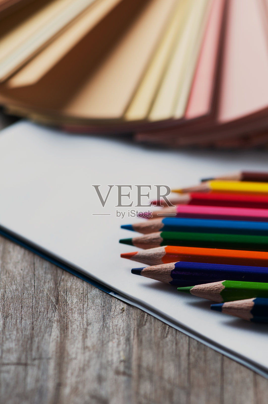 空白纸和彩色铅笔照片摄影图片