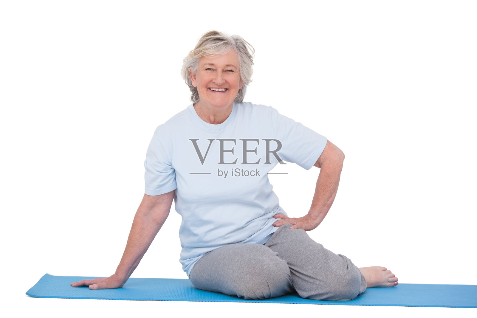 在运动垫子上微笑的老年妇女照片摄影图片