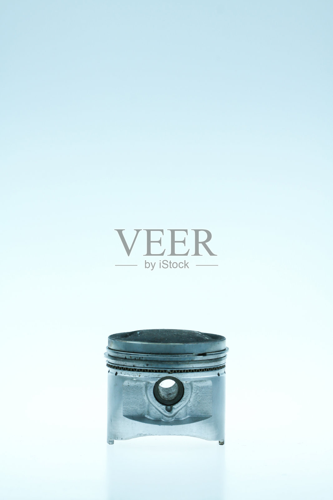 真实使用铝活塞隔离在白色背景照片摄影图片