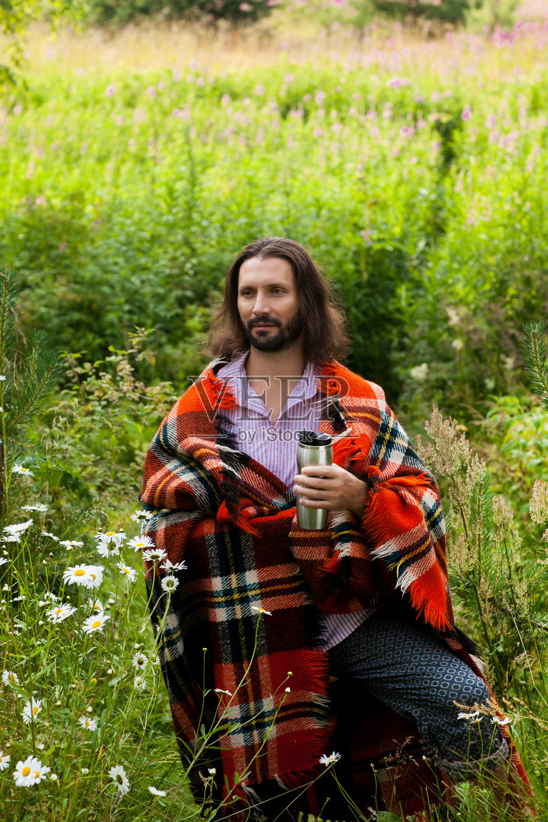 在花园里放松的中年男子照片摄影图片