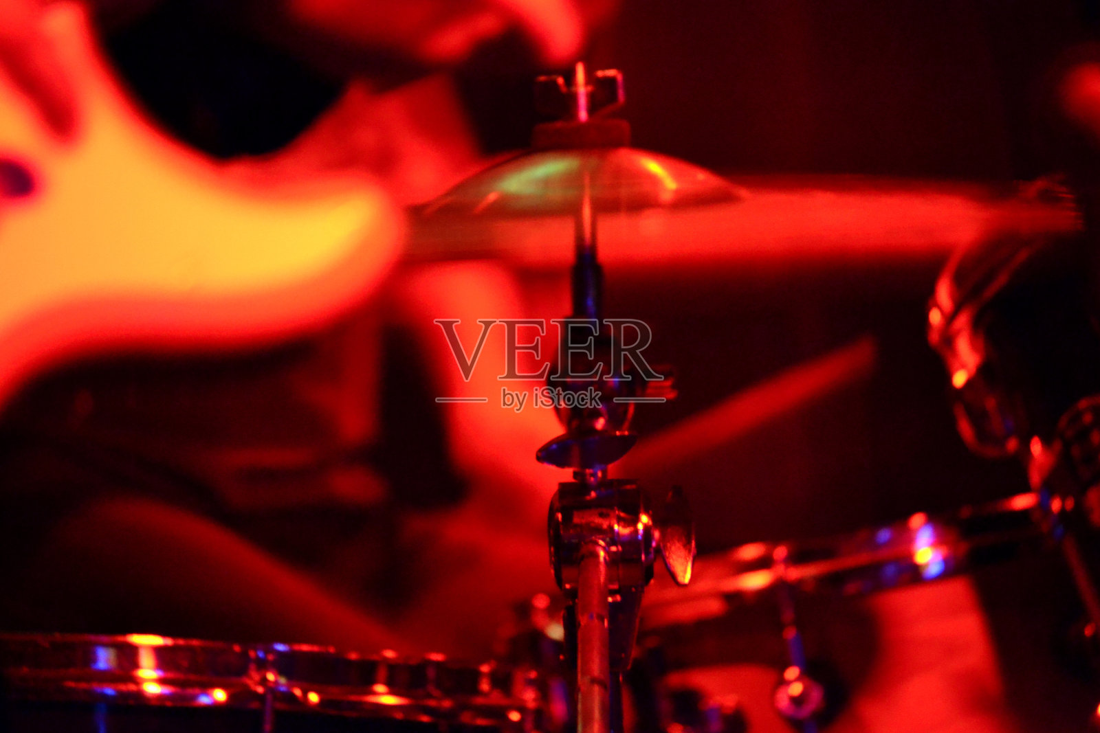 灯光表演，鼓，钹，吉他，灯光效果照片摄影图片