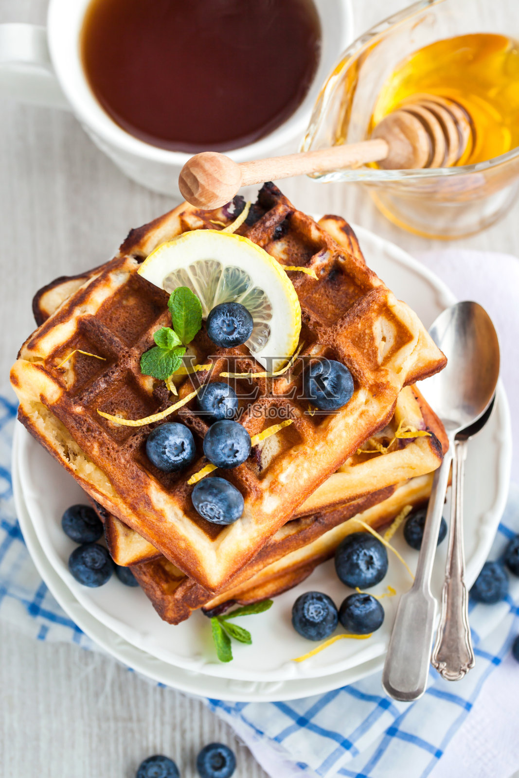 柠檬蓝莓华夫饼加蜂蜜照片摄影图片