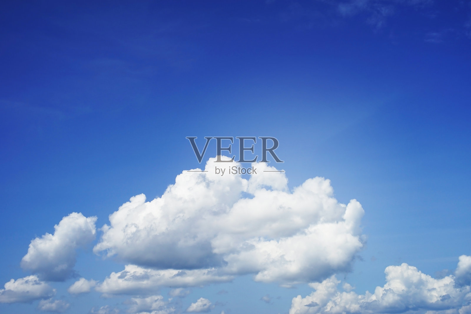 蓝天上白云飘飘照片摄影图片