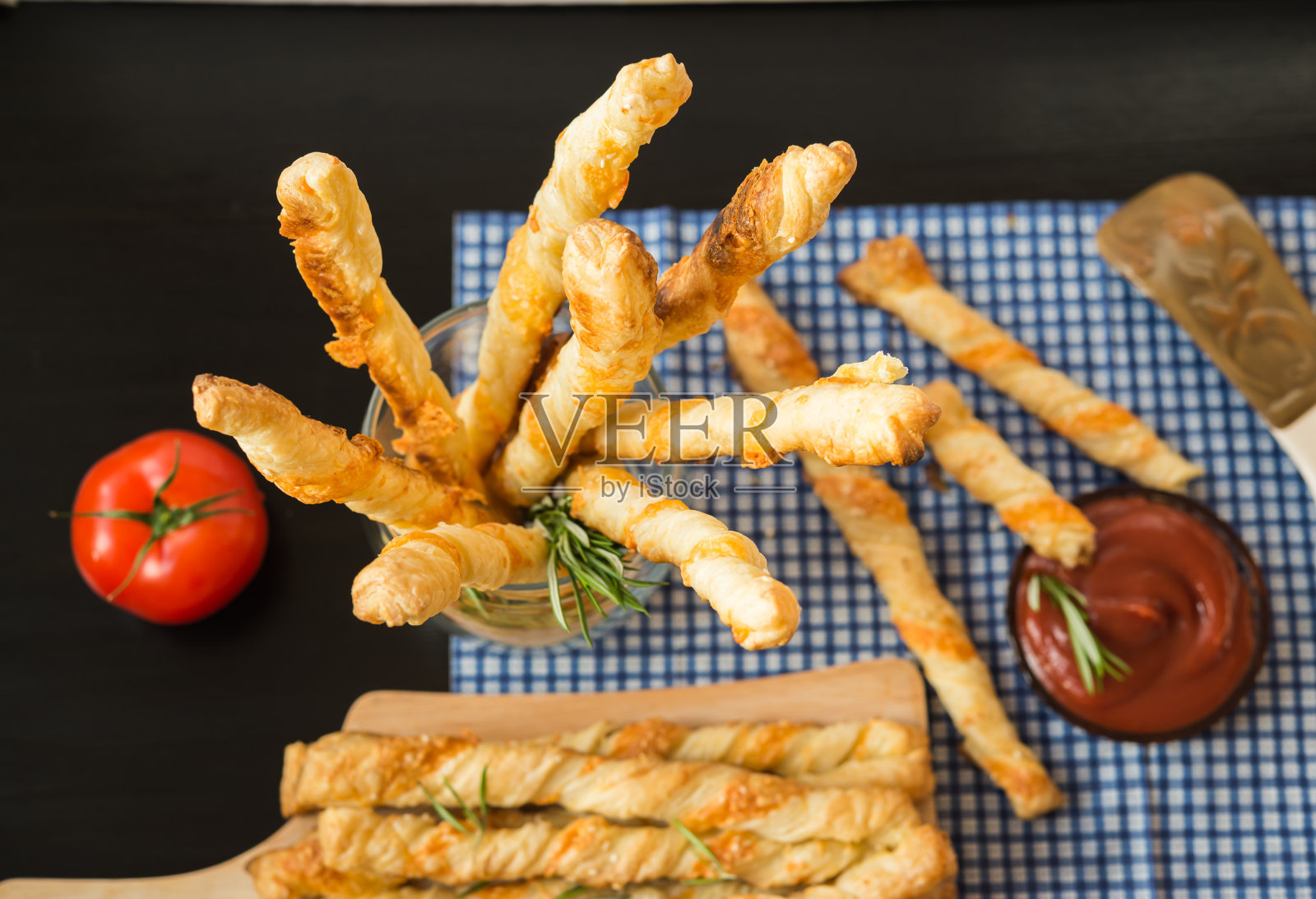 食物。自制烘焙。面包产品。奶酪面包。潇洒的油条。照片摄影图片