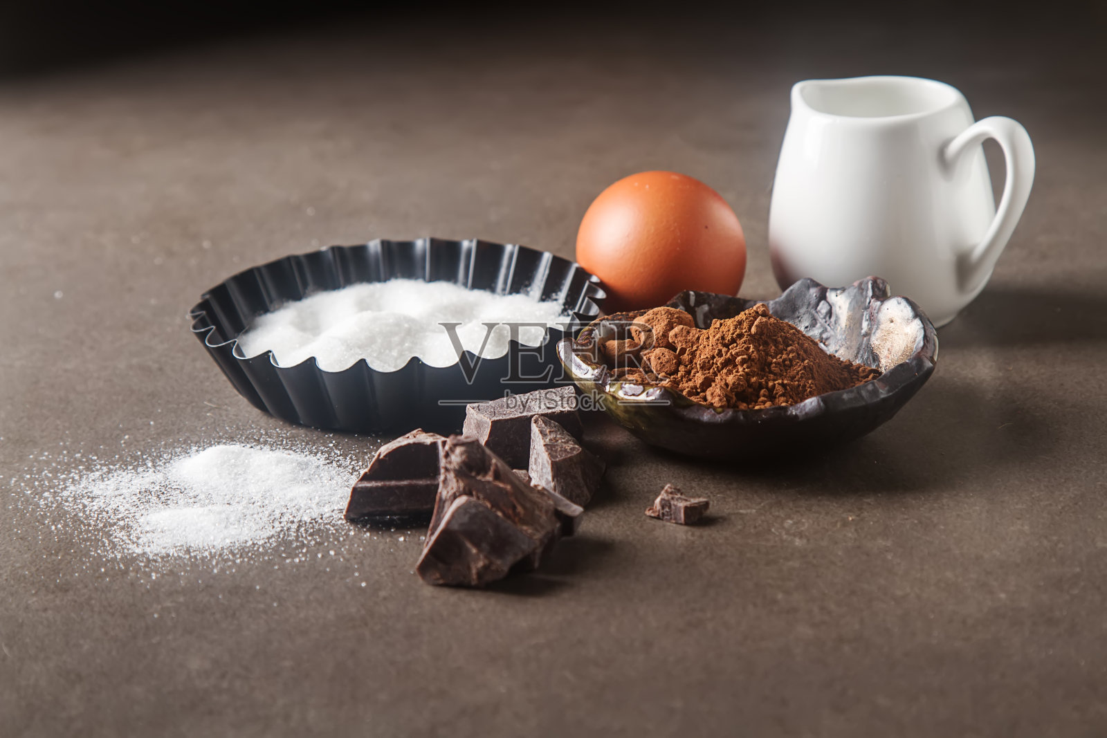 巧克力慕斯与浆果在陶瓷碗。灰色黑色背景。照片摄影图片