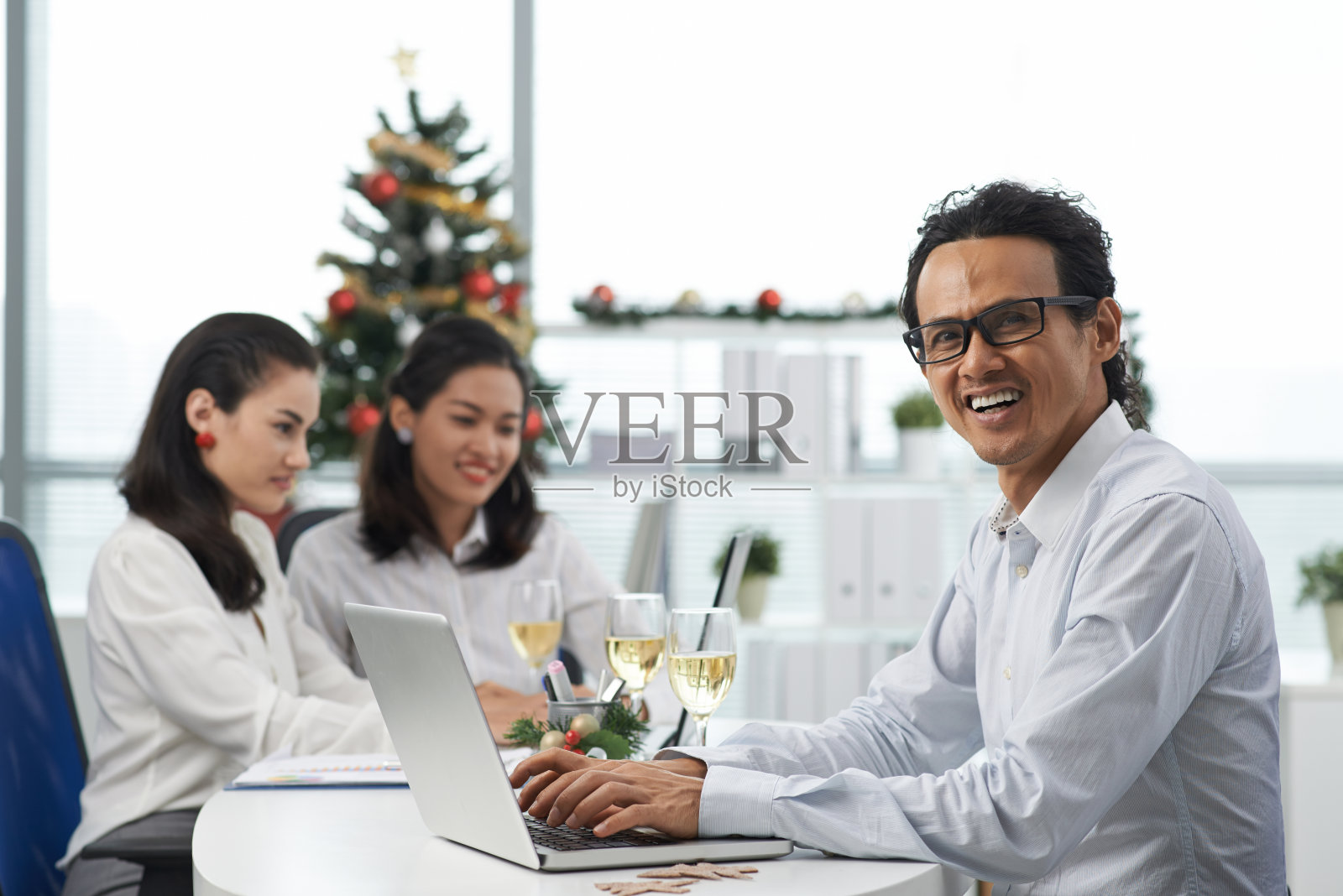 在圣诞派对照片摄影图片