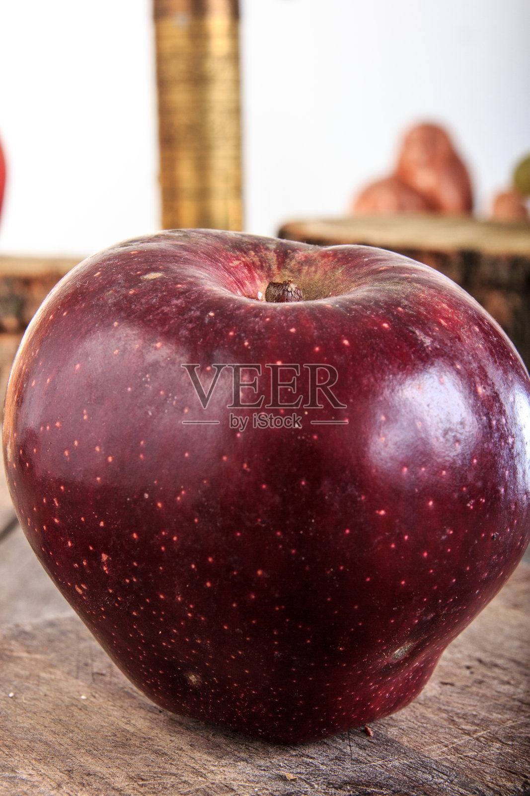 真的红苹果放在灰色的旧木桌上照片摄影图片