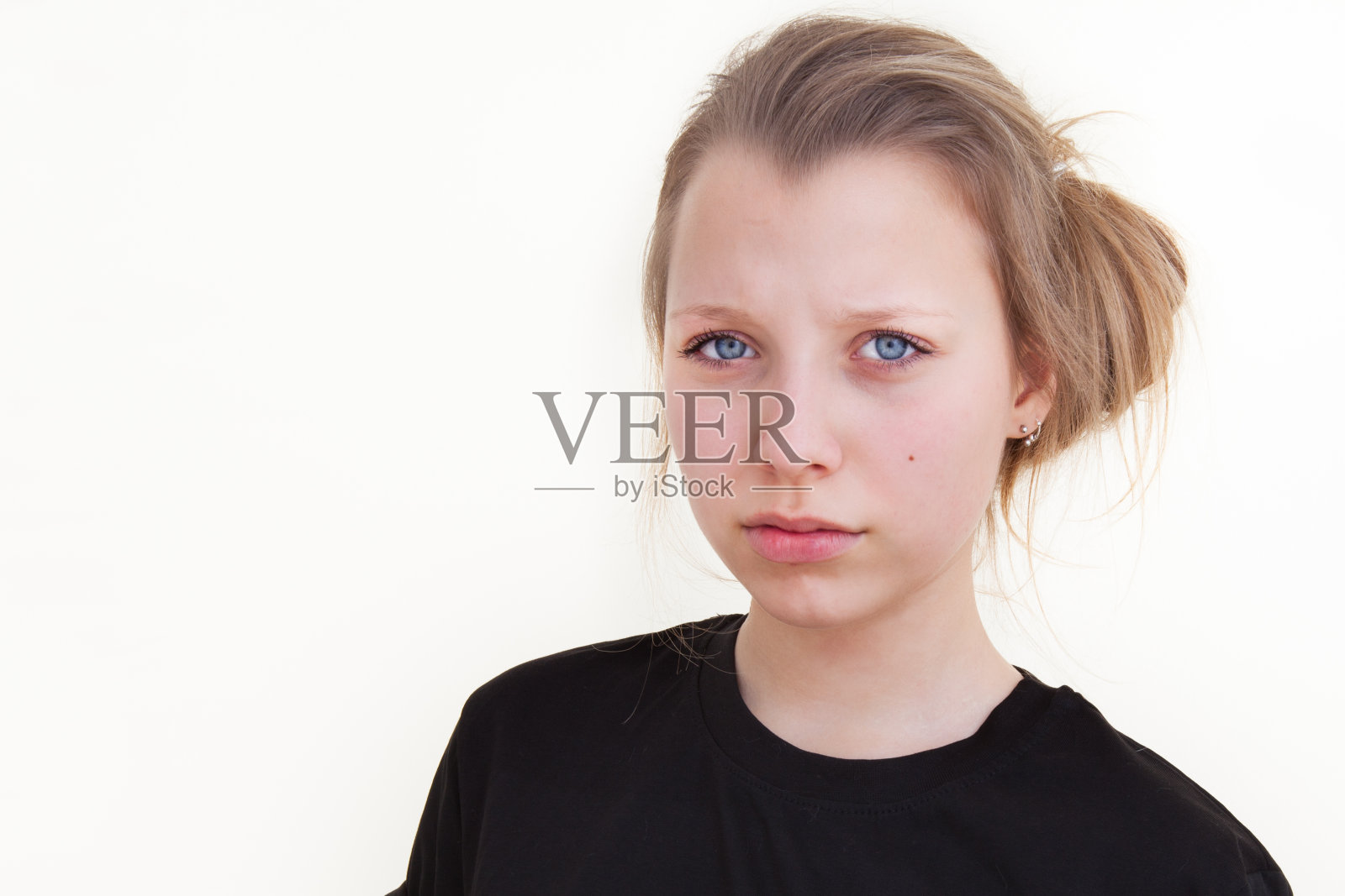 一个悲伤沮丧的少女的肖像照片摄影图片