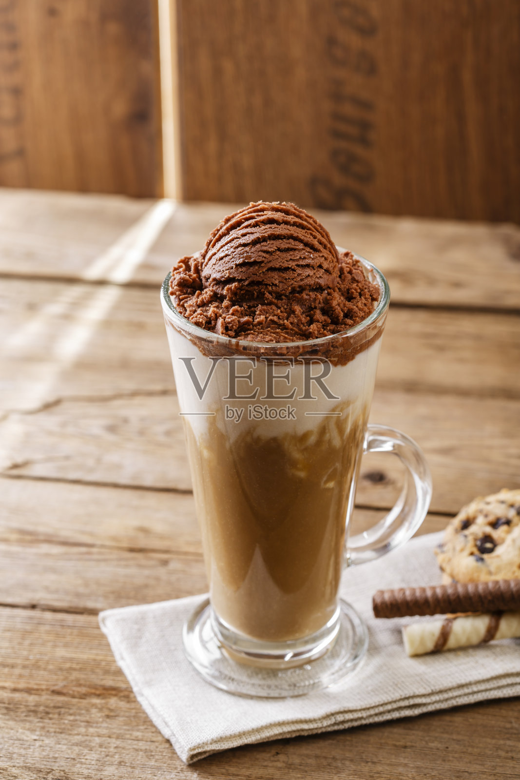 冰咖啡加牛奶和巧克力冰淇淋照片摄影图片