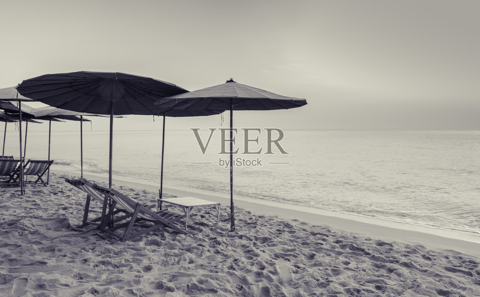 泰国茶庵海滩的彩色沙滩椅照片摄影图片