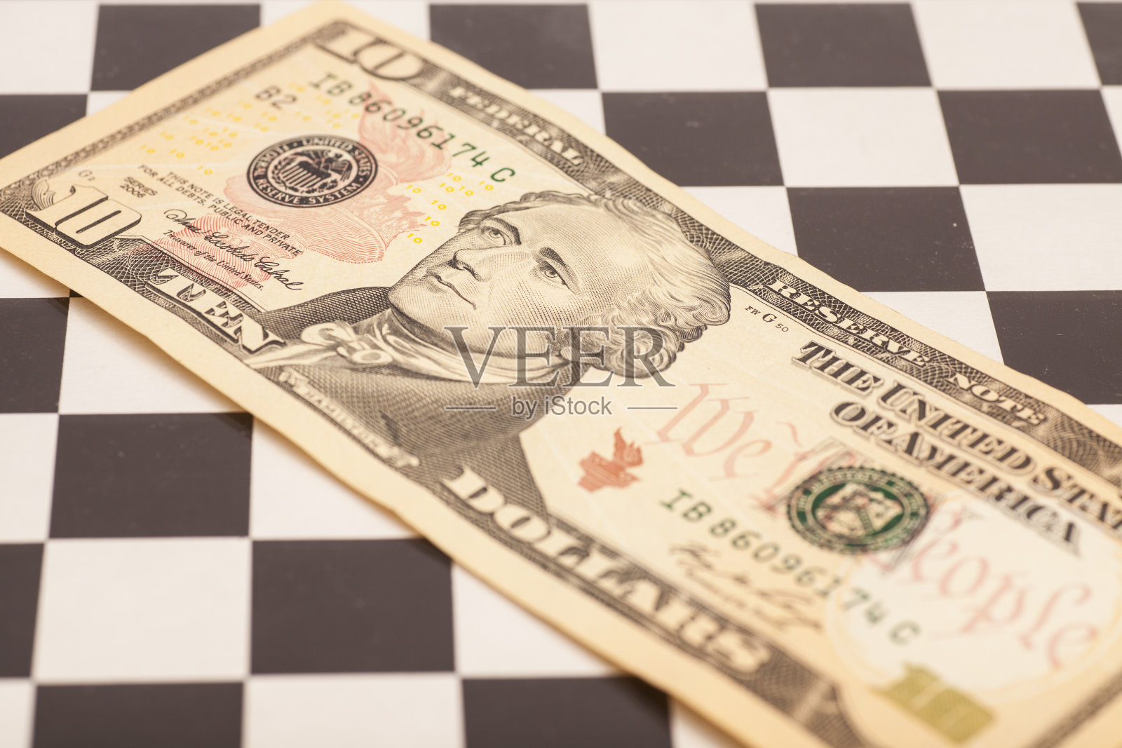 棋盘上的美元钞票照片摄影图片