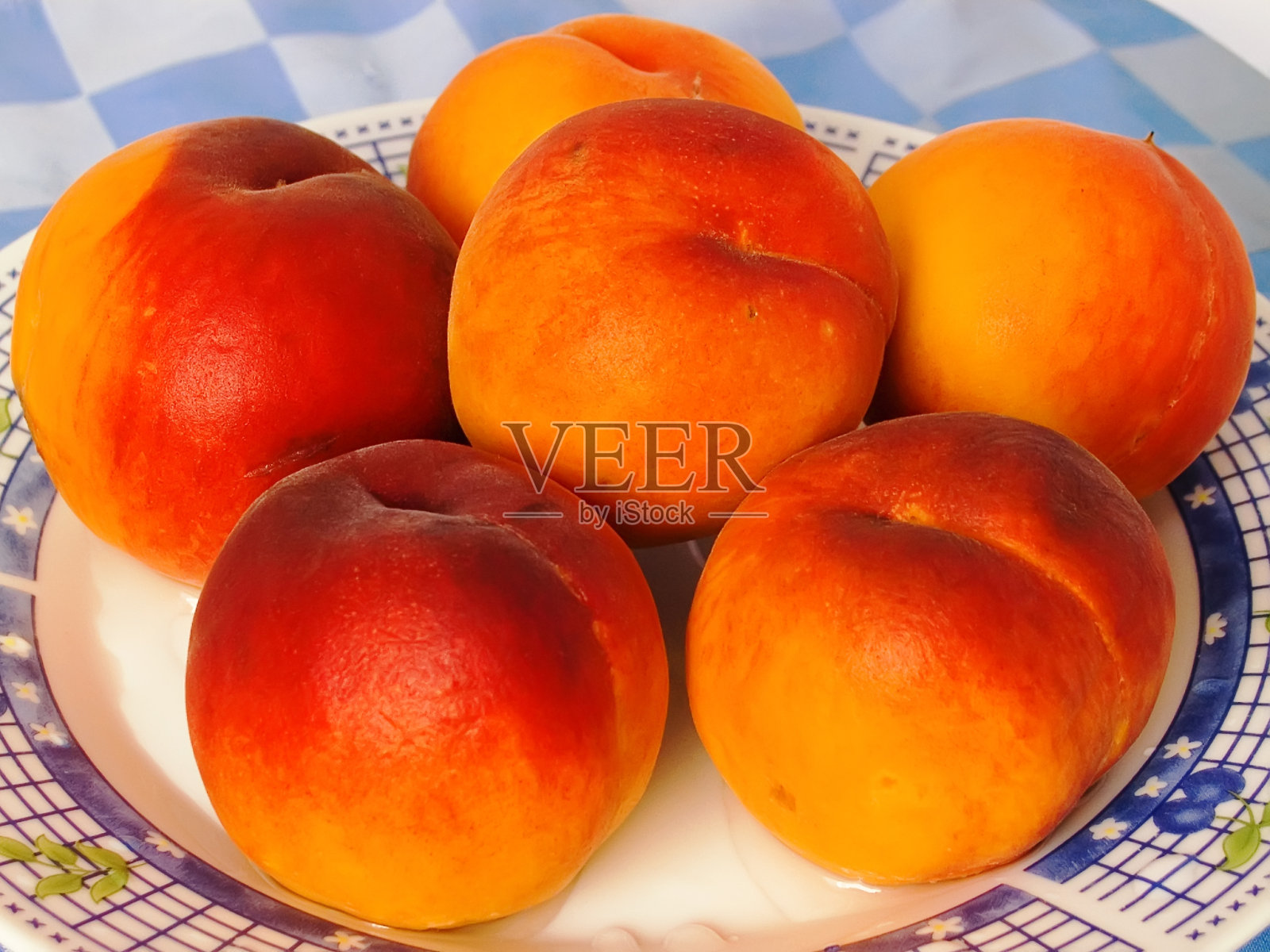 盘子里的桃子照片摄影图片