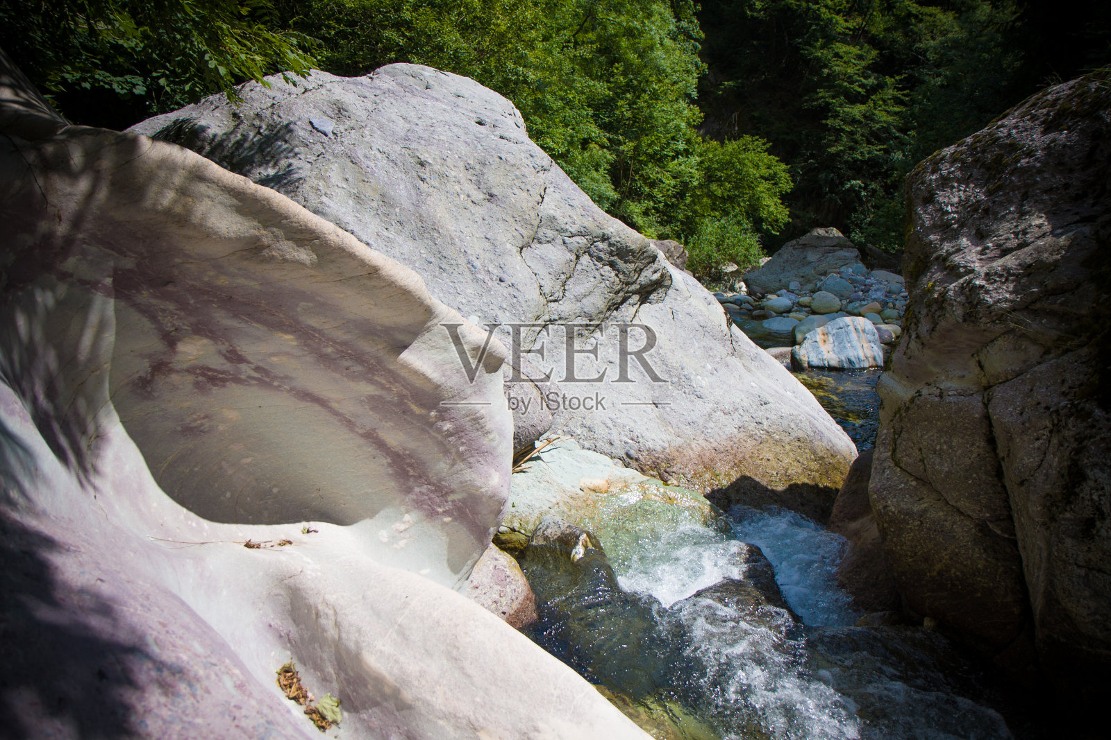 白色的岩石照片摄影图片