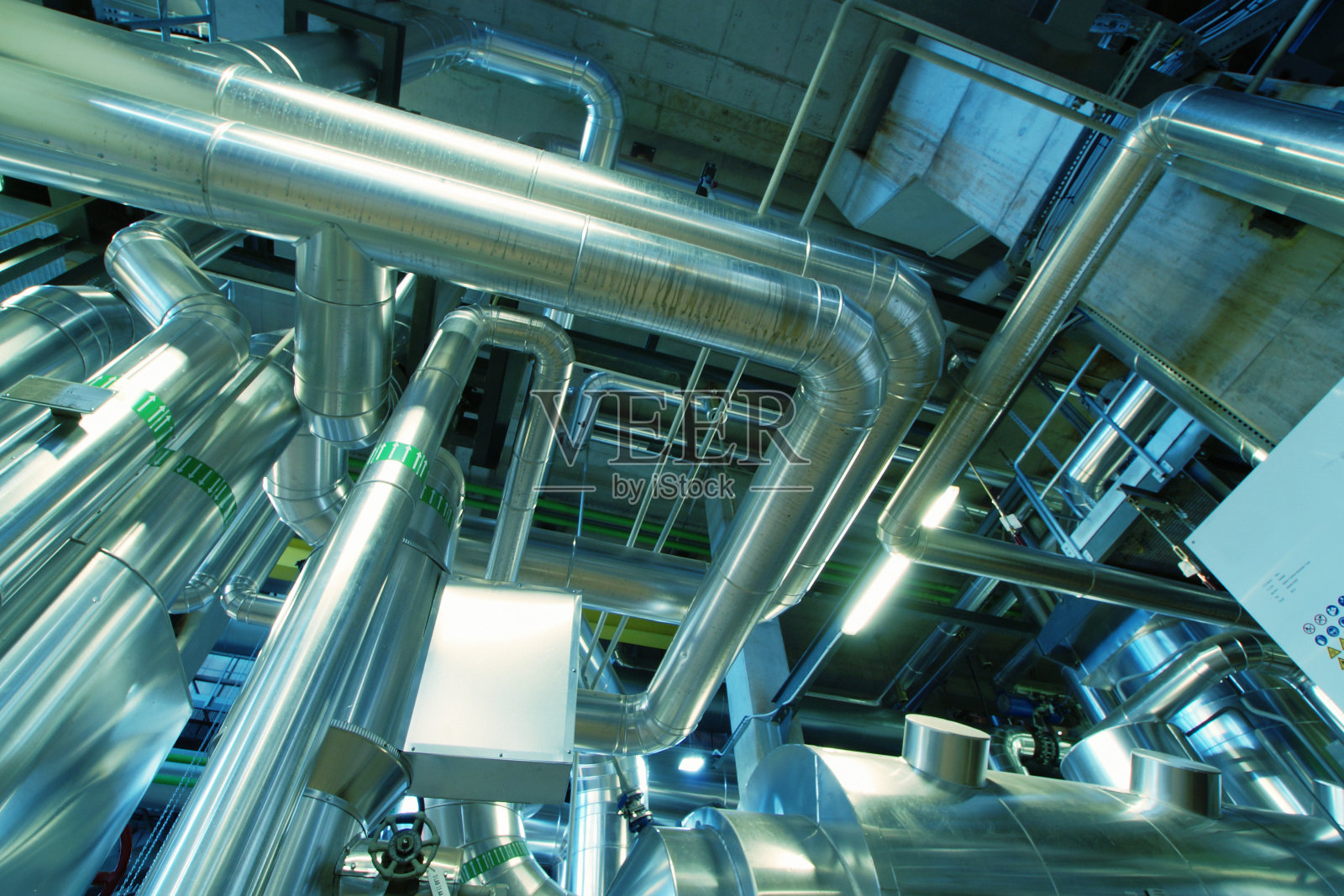 工业园区，钢铁管道蓝色调照片摄影图片