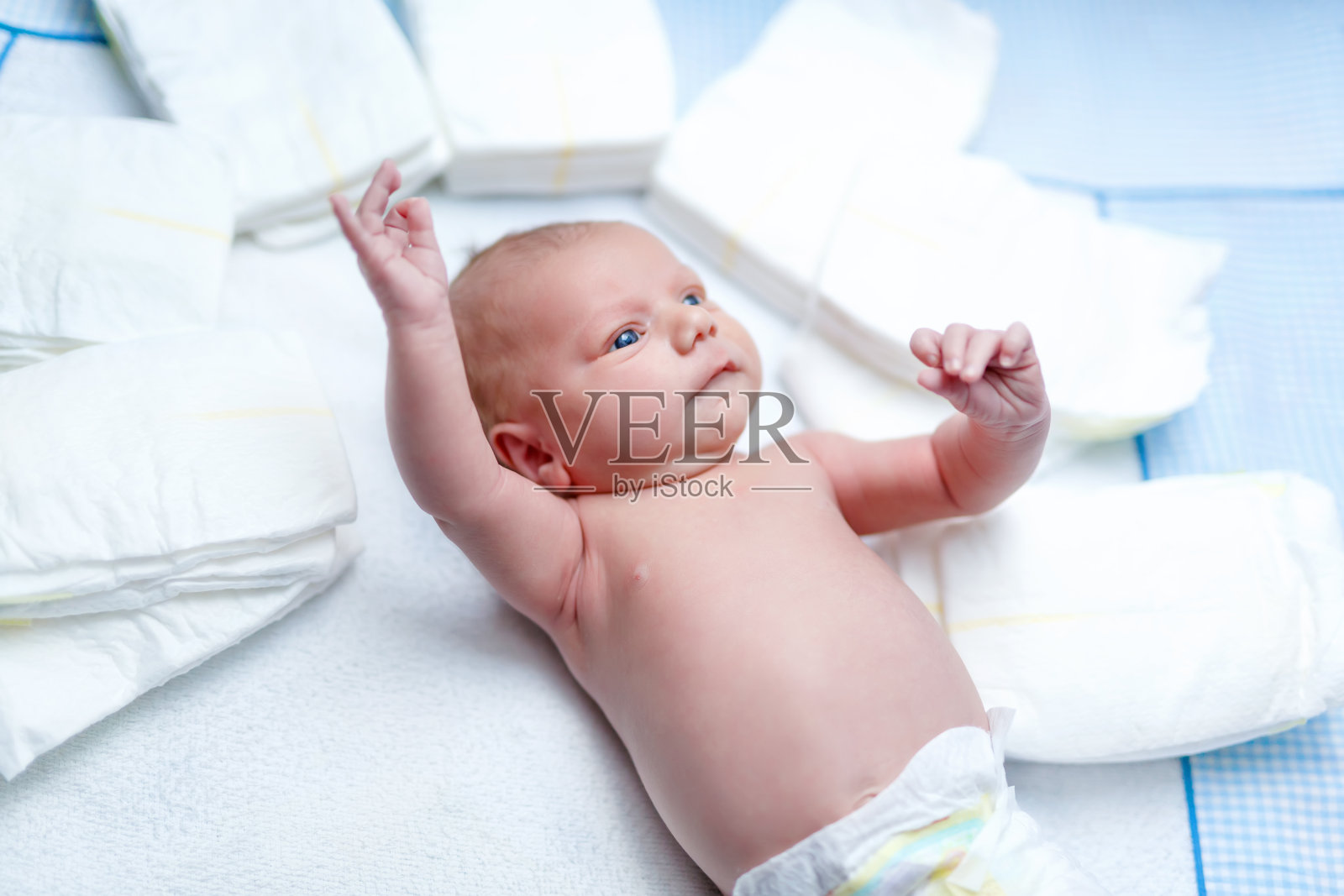 刚出生的婴儿在换尿布台上照片摄影图片