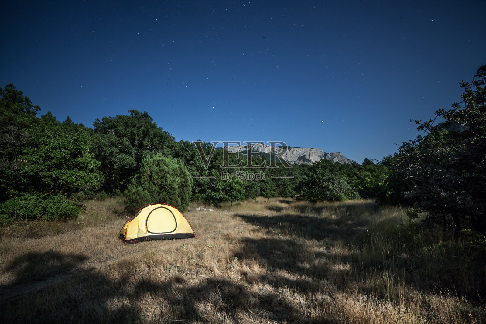晚上在山上搭帐篷照片摄影图片