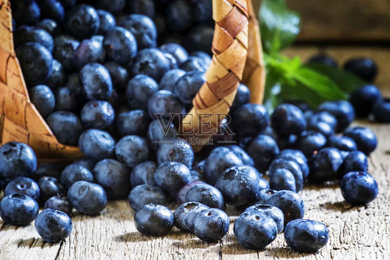 篮子里的蓝莓照片摄影图片