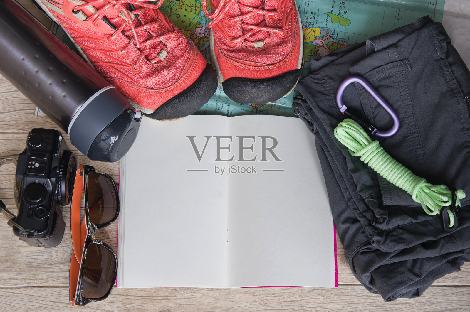 俯视图的旅行配件为一个山旅行照片摄影图片