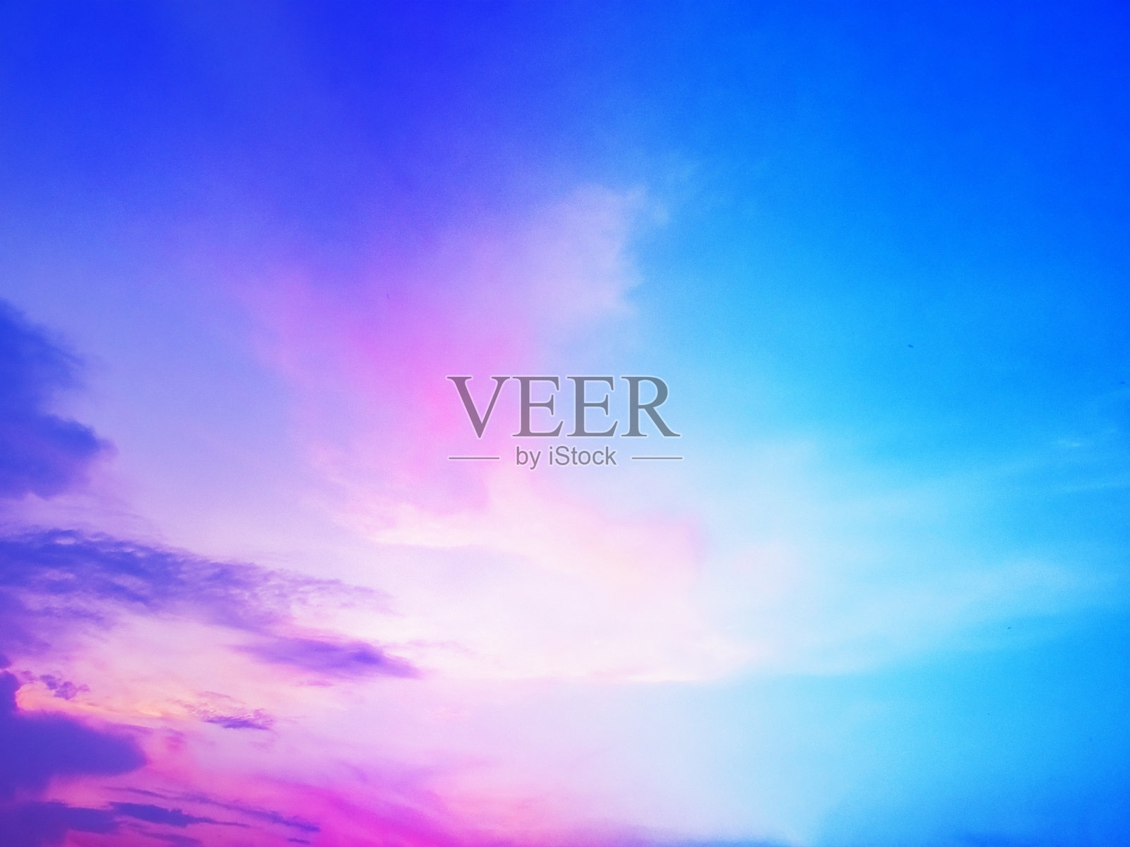 日落天空的多种颜色。照片摄影图片