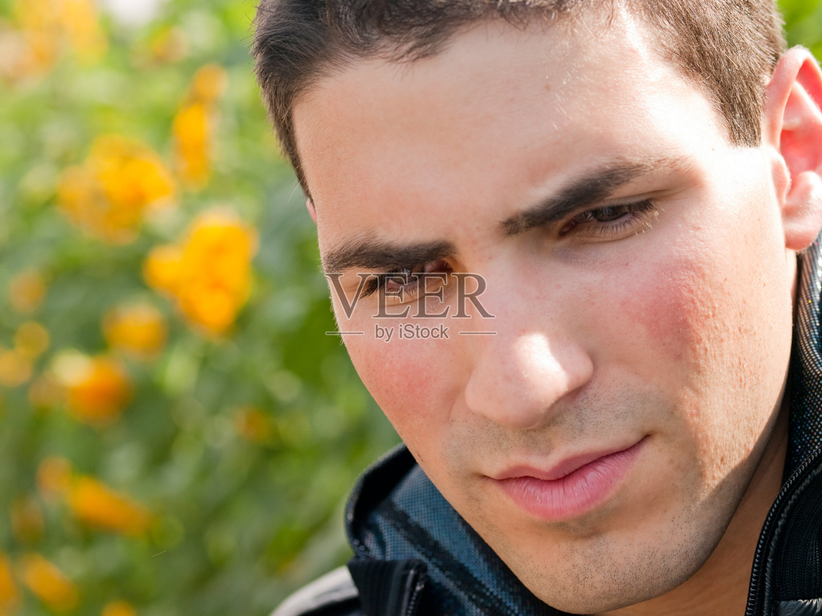 年轻英俊的男人向下看照片摄影图片