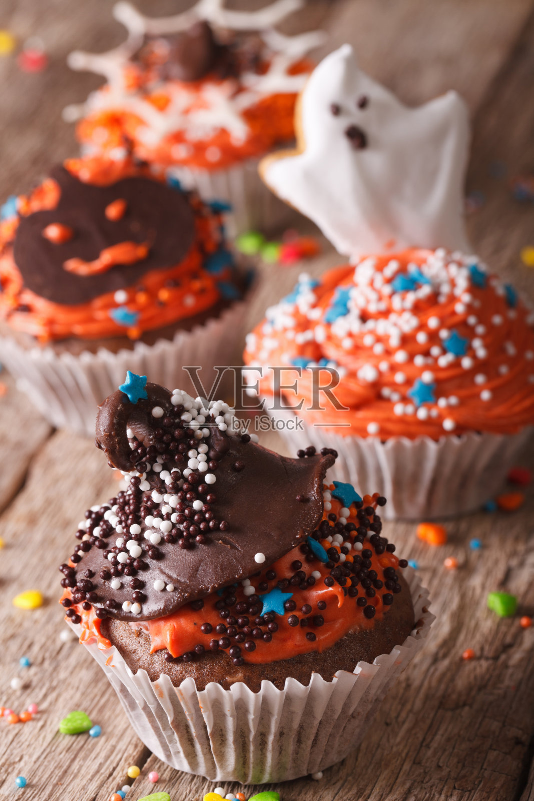 装饰有糖霜的美味万圣节纸杯蛋糕照片摄影图片