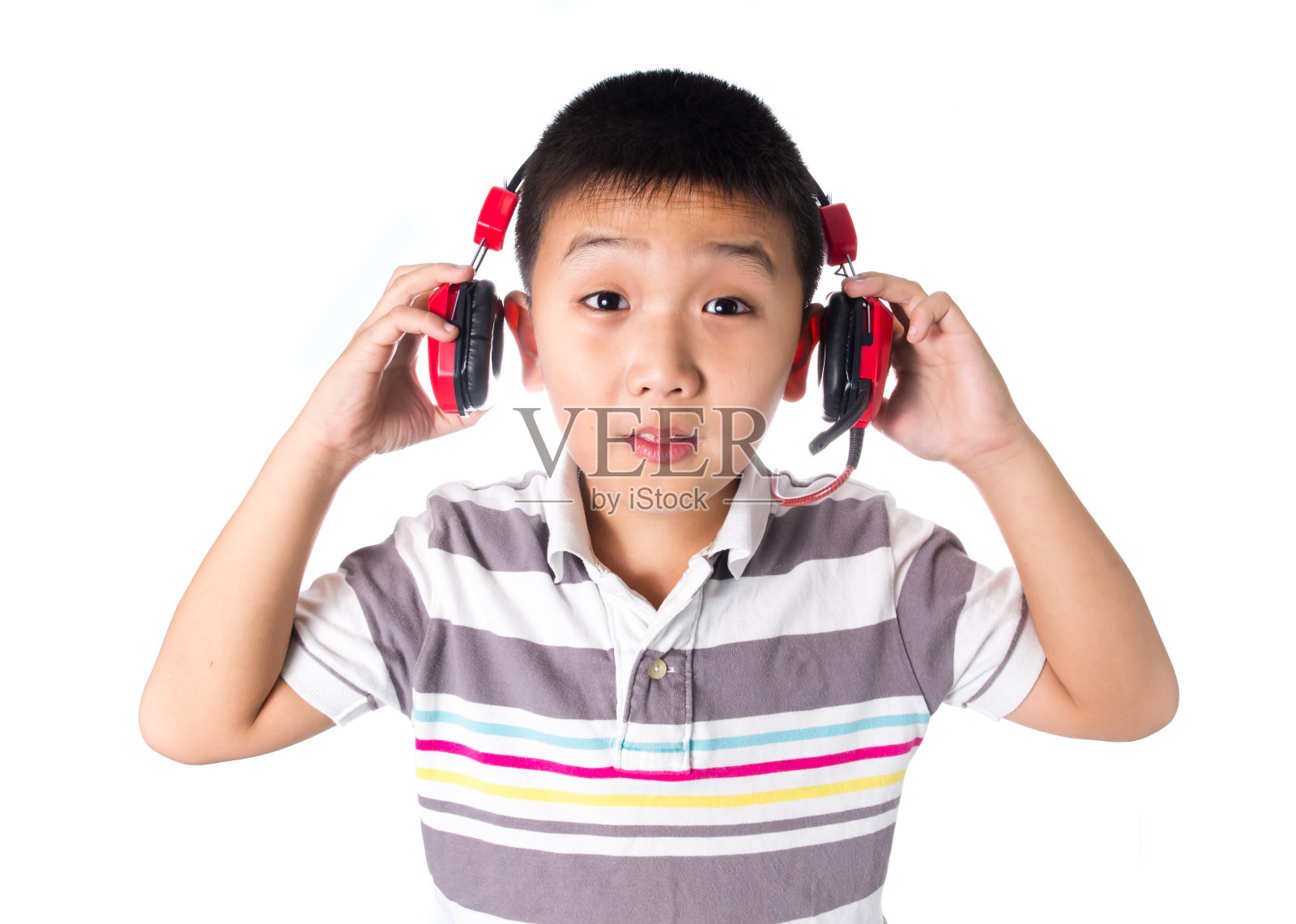 亚洲男孩戴着耳机听音乐，孤立在白色背景下照片摄影图片