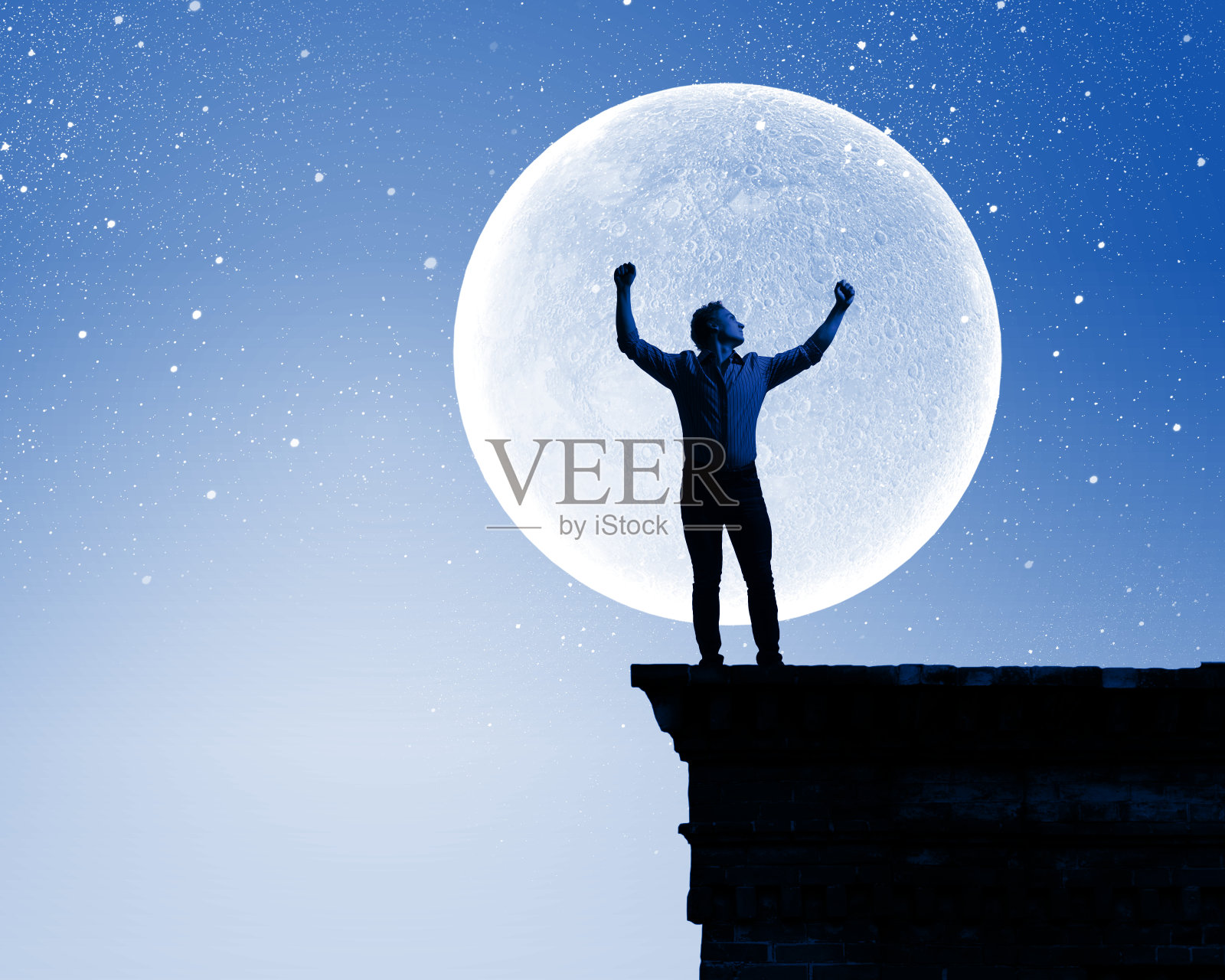 举起双手的男人照片摄影图片