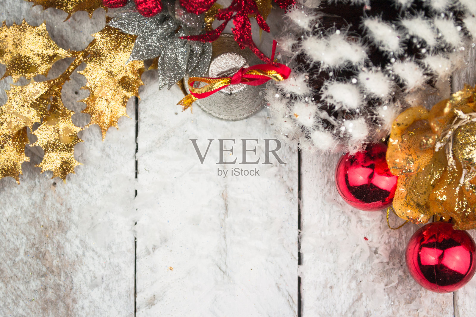 圣诞装饰在红色和金色色调的木材照片摄影图片