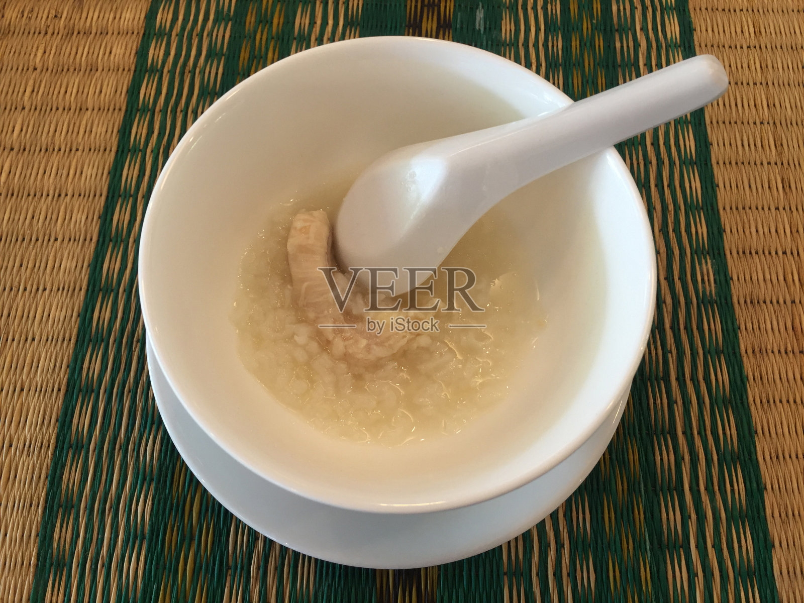 煮猪排杯白早餐。照片摄影图片