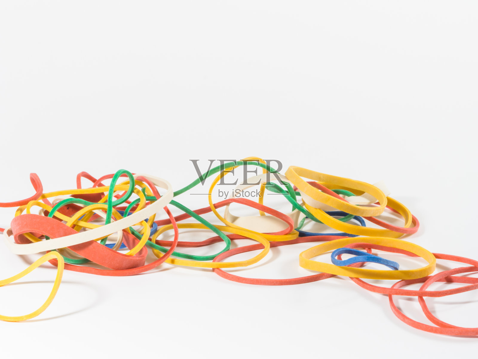 彩色橡皮筋孤立在白色上照片摄影图片