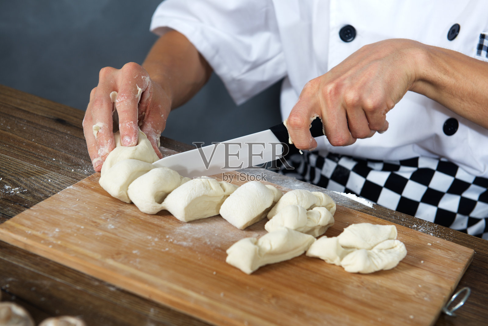 厨师切披萨面团照片摄影图片