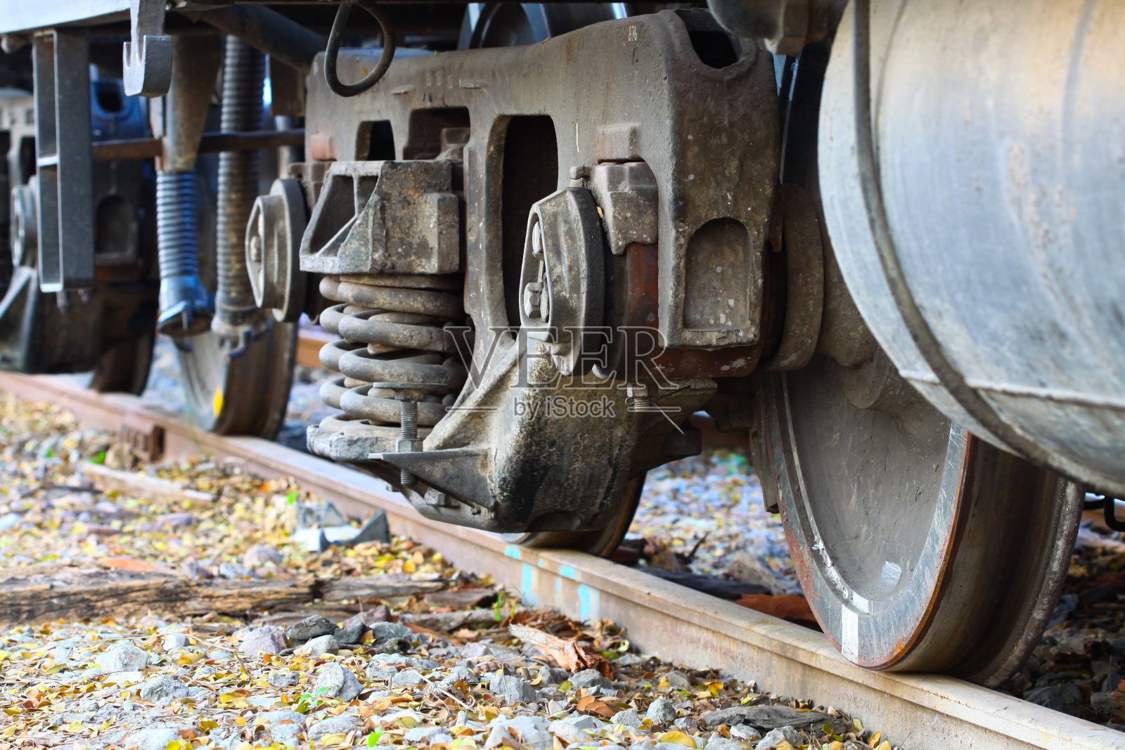 火车或铁路车轮，火车的悬挂底座。照片摄影图片