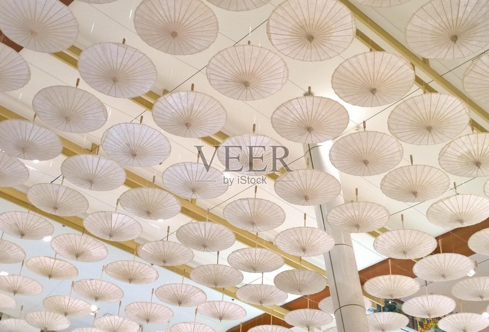 成排的雨伞。照片摄影图片