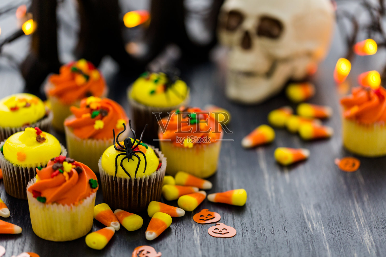 装饰有万圣节主题的纸杯蛋糕照片摄影图片