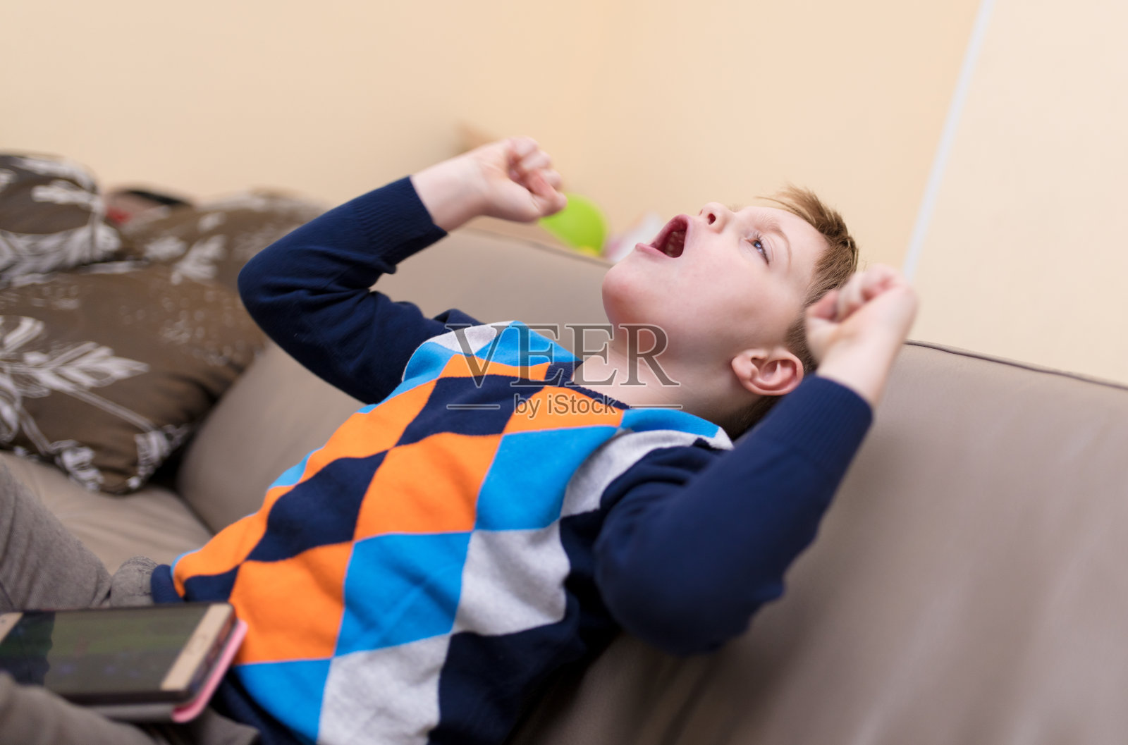 男孩的手机照片摄影图片