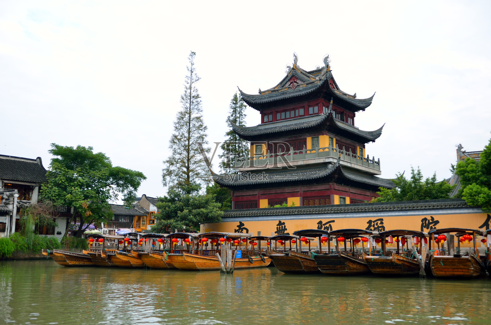 上海河边的旧村有船照片摄影图片