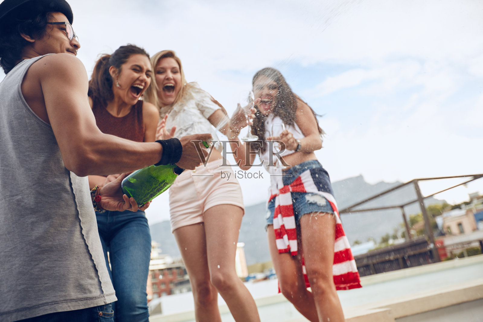 年轻人在派对上喝着香槟庆祝照片摄影图片