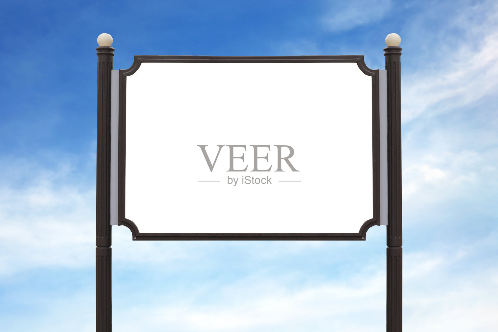 户外以天空为背景的木制招牌。照片摄影图片