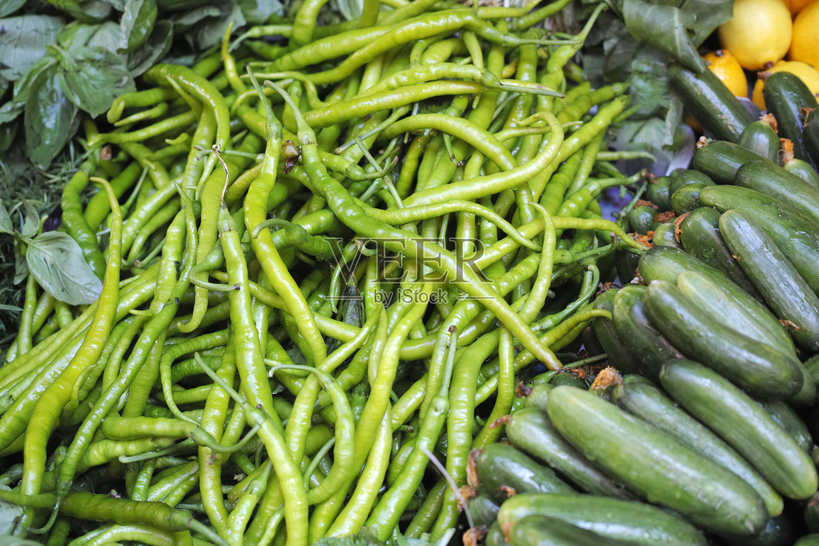 集市上的新鲜有机青椒和黄瓜照片摄影图片