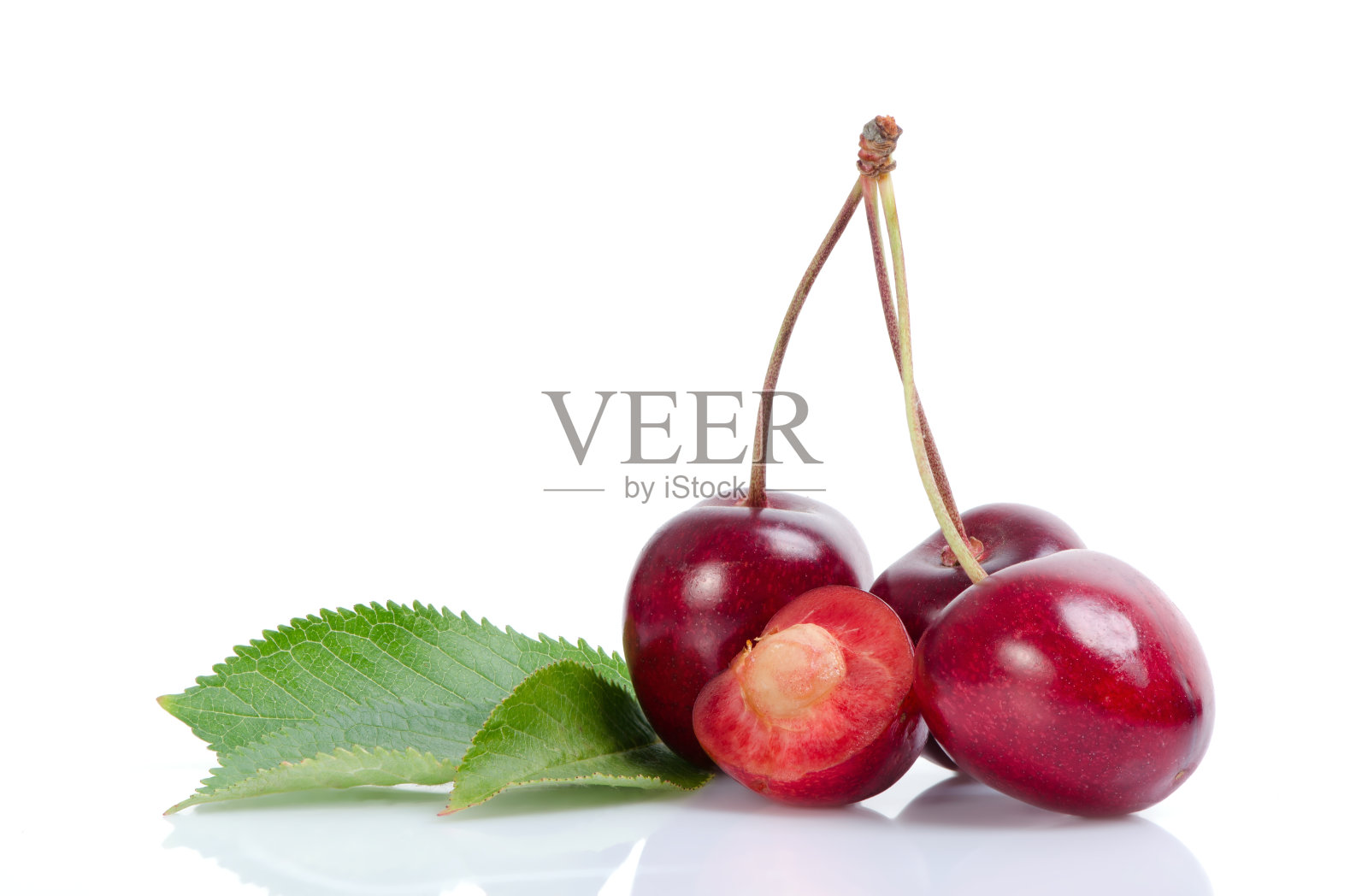 四颗反射的樱桃照片摄影图片